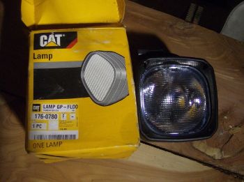 LAMP GP-FLOOD  -CAB FRONT, CAB REAR resmi