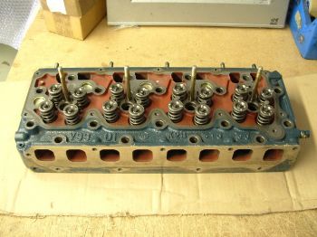 Cylinder Head with Valves resmi